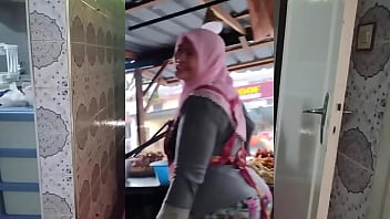 Voluptuous Indonesian Muslim Milf