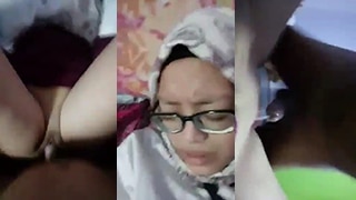 Kacamata Dan Jilbab Basah Digoyang Teman