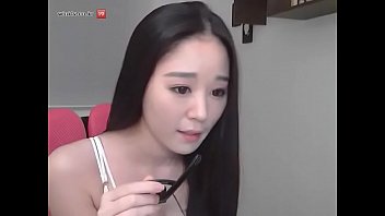 Korean Cam Girl’s Steamy Solo Session